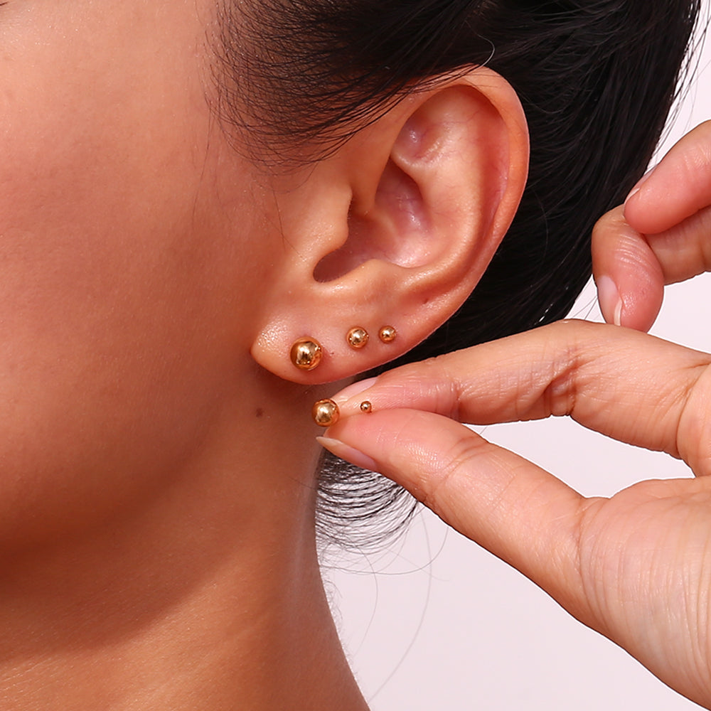 pendientes de bola dorados o plateados para niña. son de acero hipoalergénico e inoxidable con baño de oro y resistentes al agua. Gold plated stainless steel ball stud earrings for piercing