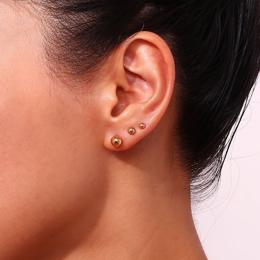 pendientes de bola dorados o plateados para niña. son de acero hipoalergénico e inoxidable con baño de oro y resistentes al agua. Gold plated stainless steel ball stud earrings for piercing