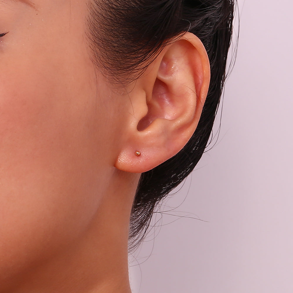 pendientes de bola dorados o plateados para niña. son de acero hipoalergénico e inoxidable con baño de oro y resistentes al agua. Gold plated stainless steel ball stud earrings for piercing