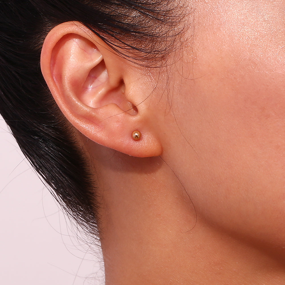 pendientes de bola dorados o plateados para niña. son de acero hipoalergénico e inoxidable con baño de oro y resistentes al agua. Gold plated stainless steel ball stud earrings for piercing