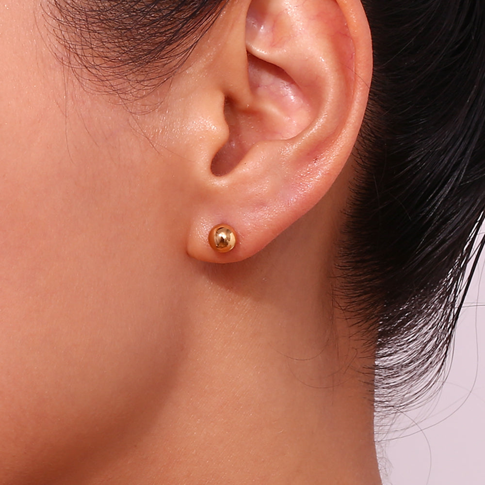 pendientes de bola dorados o plateados para niña. son de acero hipoalergénico e inoxidable con baño de oro y resistentes al agua. Gold plated stainless steel ball stud earrings for piercing