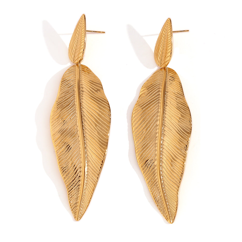 pendientes dorados largos de hoja para invitada a boda o fiesta de primavera. son de acero resistente al agua e hipoalergénico. Gold plated stainless steel long leaf earrings