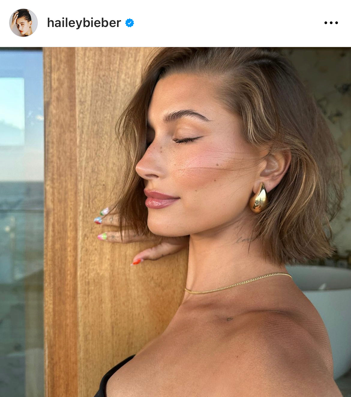 Pendientes de gota de Bottega Veneta estilo old money en acero hipoalergénico plateado o dorado y son resistentes al agua. Son los pendientes de gota de maria pombo y hailey bieber. Gold or silver plated stainless steel drop earrings