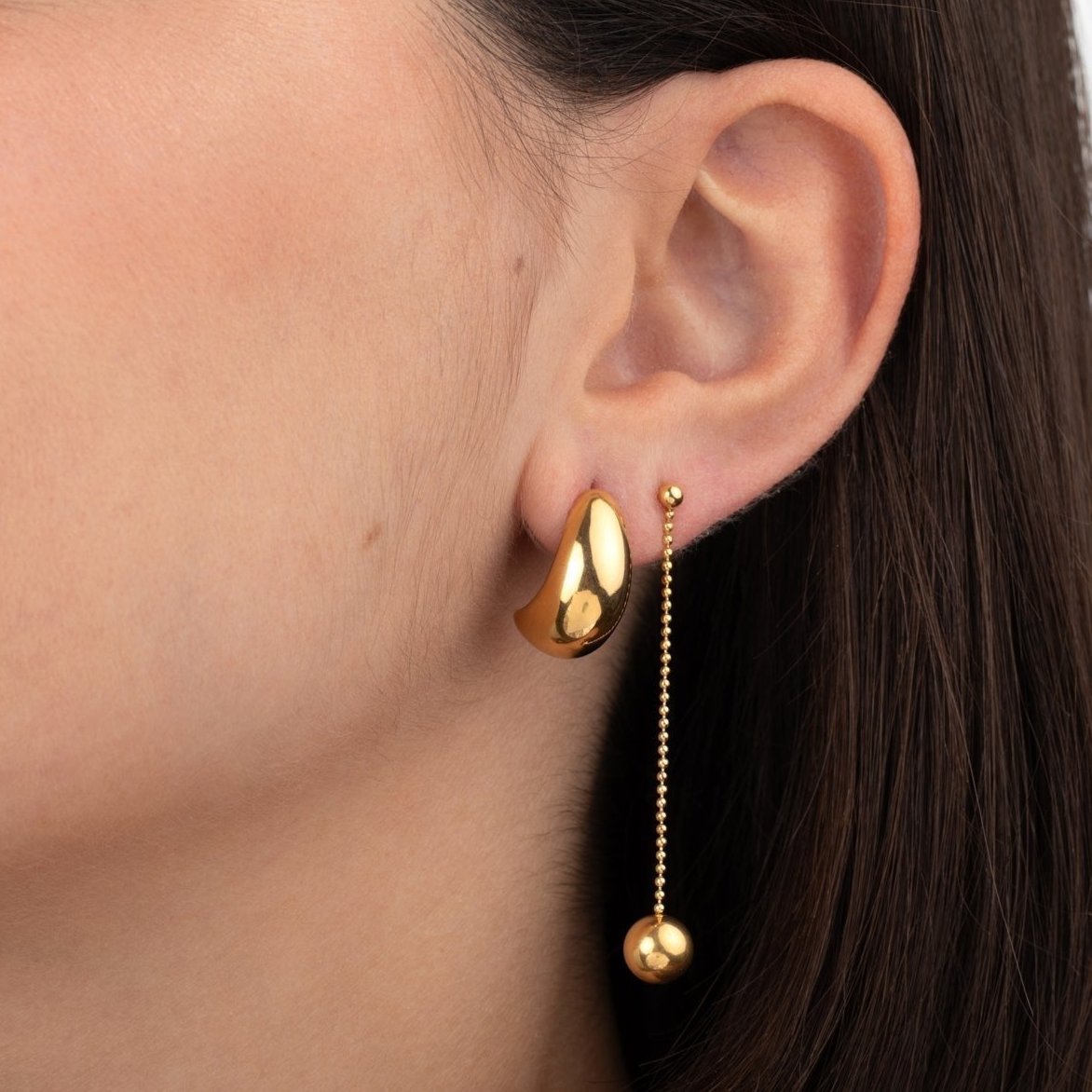pendientes largos de fiesta para una invitada a boda o evento. Son de cadena larga con bola colgante en acero hipoalergénico resistente al agua. Gold plated stainless steel long wrecking ball earrings