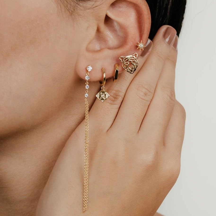 pendientes para piercing de brillante sol con circonitas que parecen de diamantes buenos. El material es plata de ley bañada en oro 18 kilates y son hipoalergénicos. Gold plated sterling silver tiny small sun zircon diamond earrings