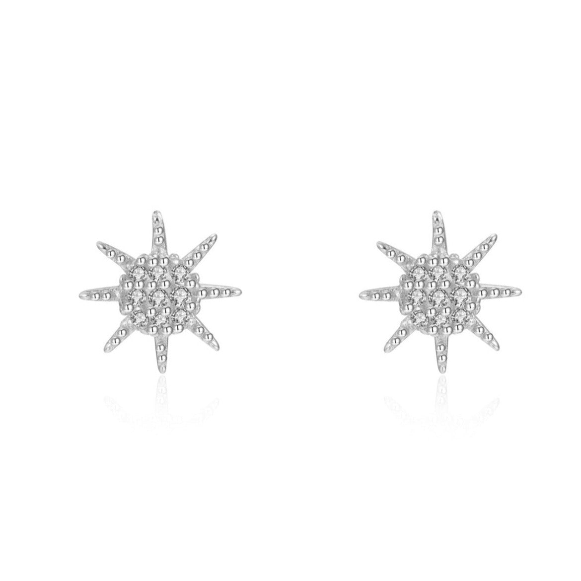pendientes para piercing de brillante sol con circonitas que parecen de diamantes buenos. El material es plata de ley bañada en oro 18 kilates y son hipoalergénicos. Gold plated sterling silver tiny small sun zircon diamond earrings