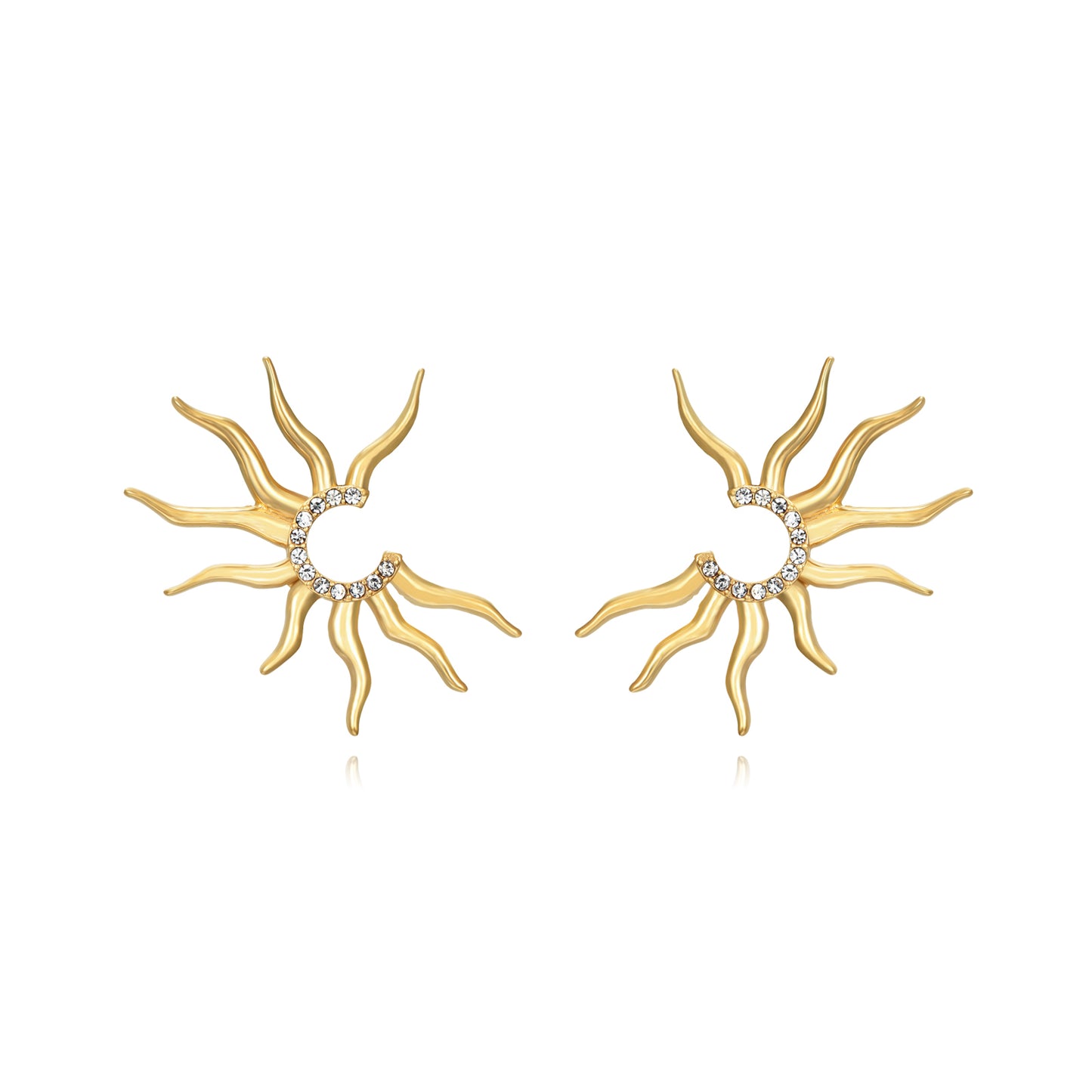 Pendientes grandes de invitada con forma de sol grande. confeccionados en acero con baño de oro 18 kilates y circonitas. Son hipoalergénicos y resistentes al agua. . Gold plated stainless steel big sun waterproof earrings