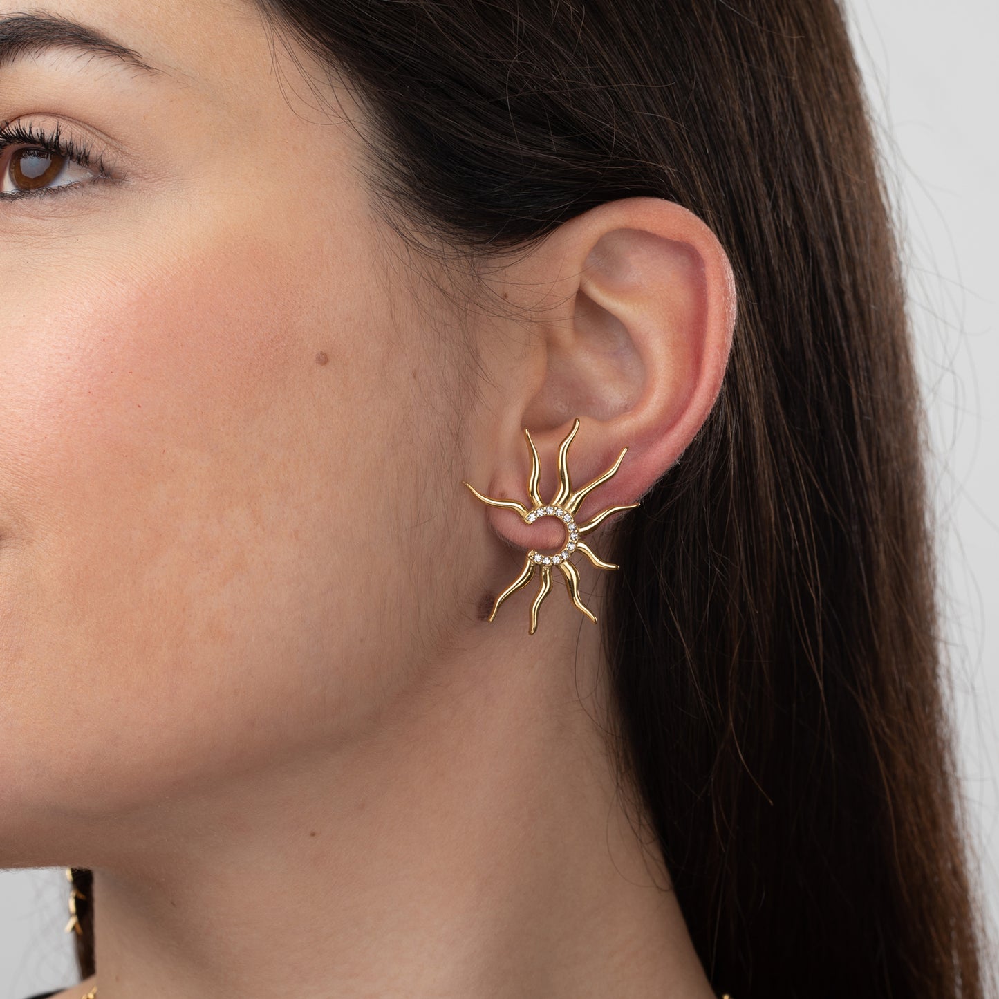 Pendientes grandes de invitada con forma de sol grande. confeccionados en acero con baño de oro 18 kilates y circonitas. Son hipoalergénicos y resistentes al agua. . Gold plated stainless steel big sun waterproof earrings