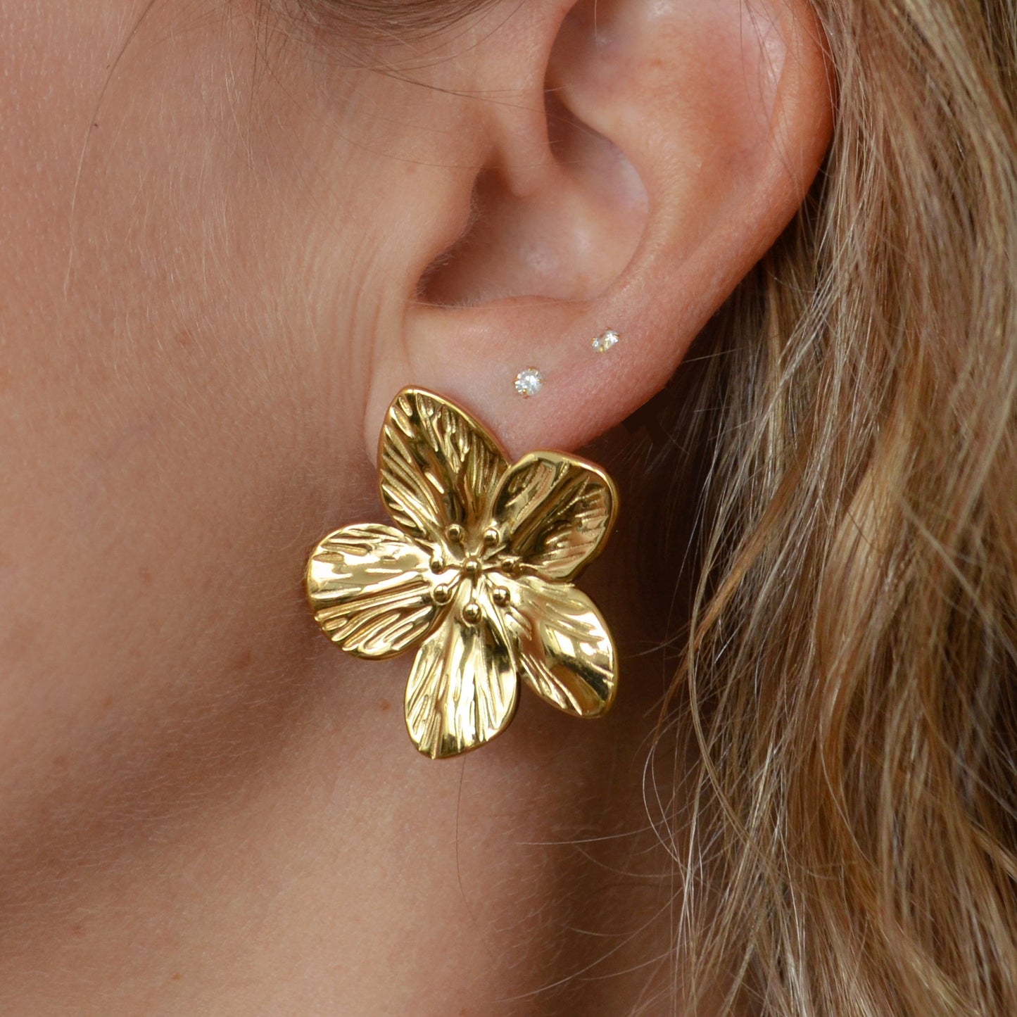 pendientes dorados grandes de flor para invitada a boda o fiesta de primavera. son de acero resistente al agua e hipoalergénico. Gold plated stainless steel big flower earrings
