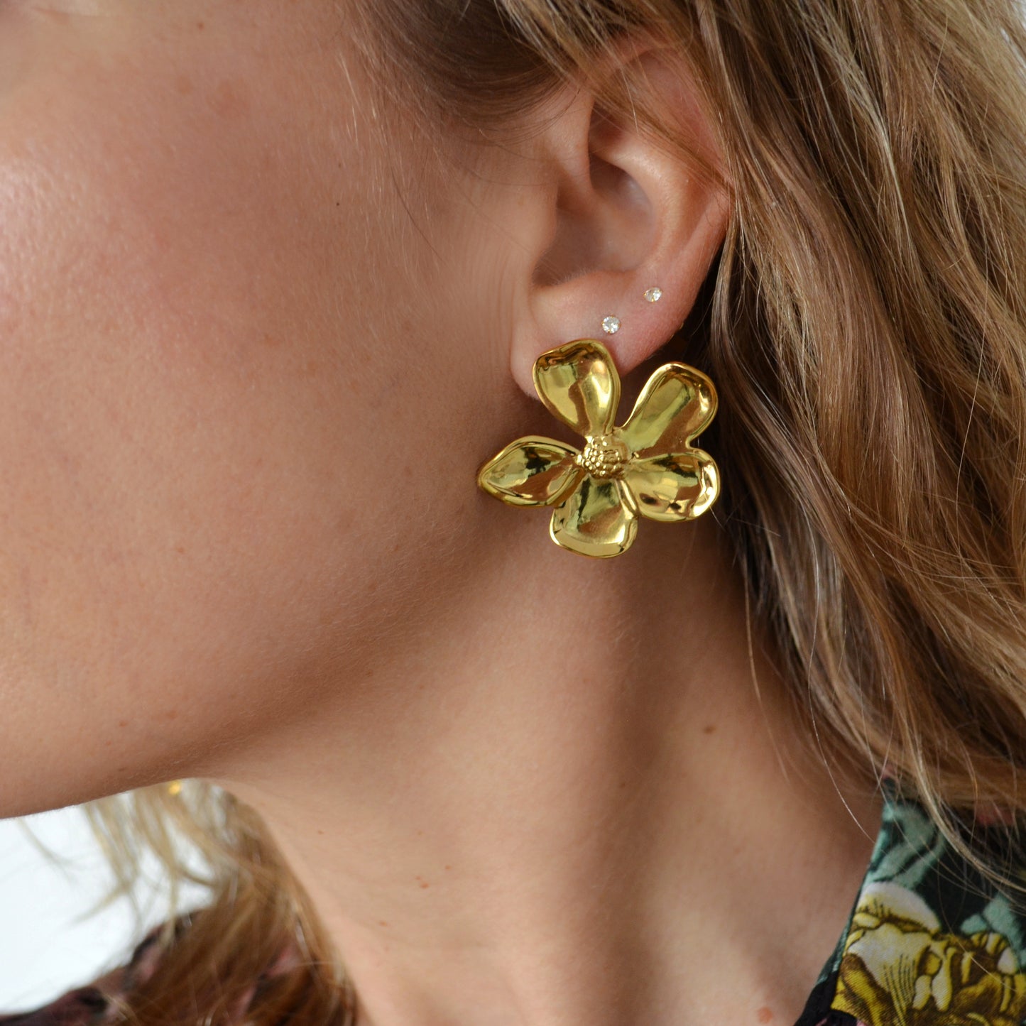 pendientes dorados grandes de flor para invitada a boda o fiesta de primavera. son de acero resistente al agua e hipoalergénico. Gold plated stainless steel big flower earrings