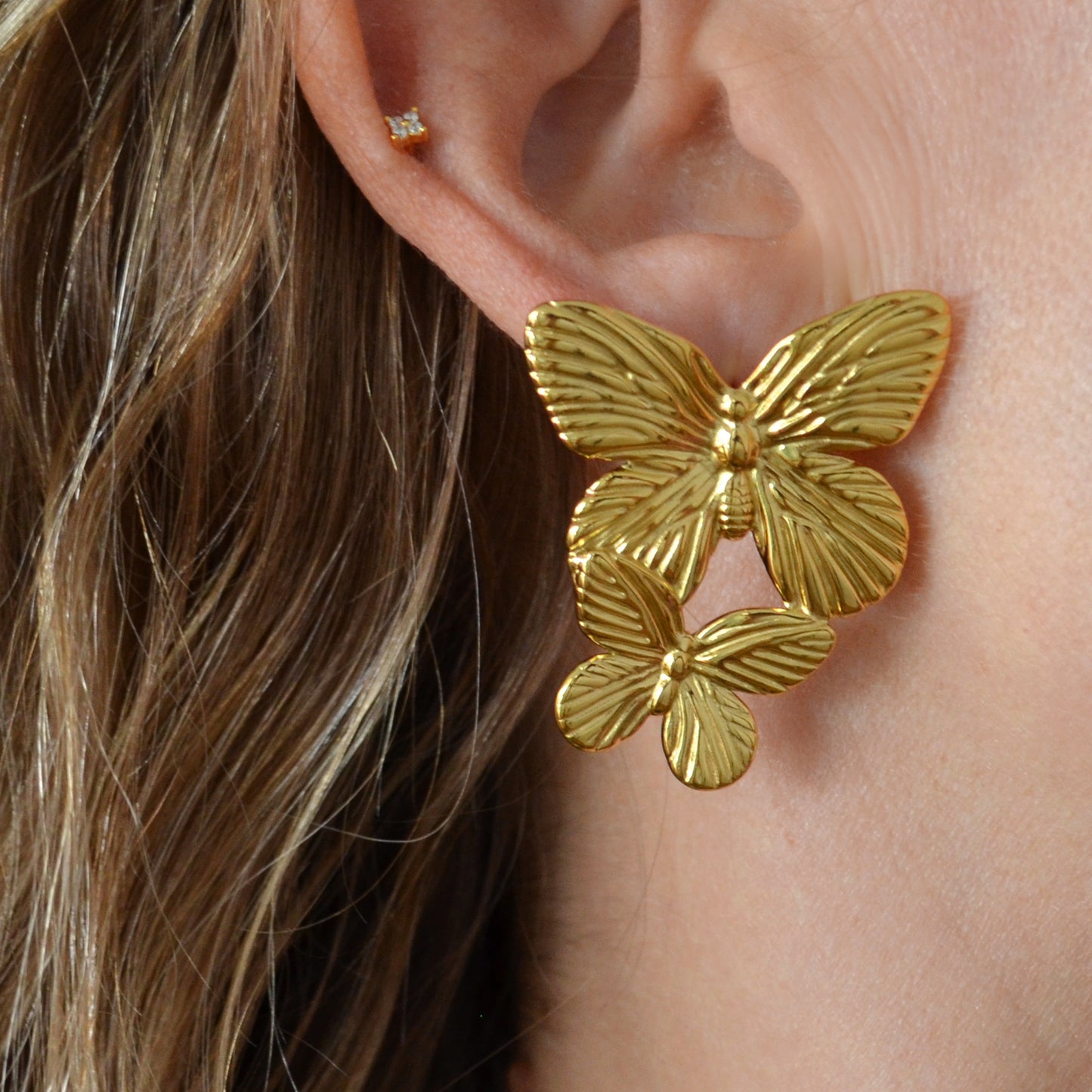 pendientes dorados largos de mariposa para invitada a boda o fiesta de primavera. son de acero resistente al agua e hipoalergénico. Gold plated stainless steel butterfly long earrings