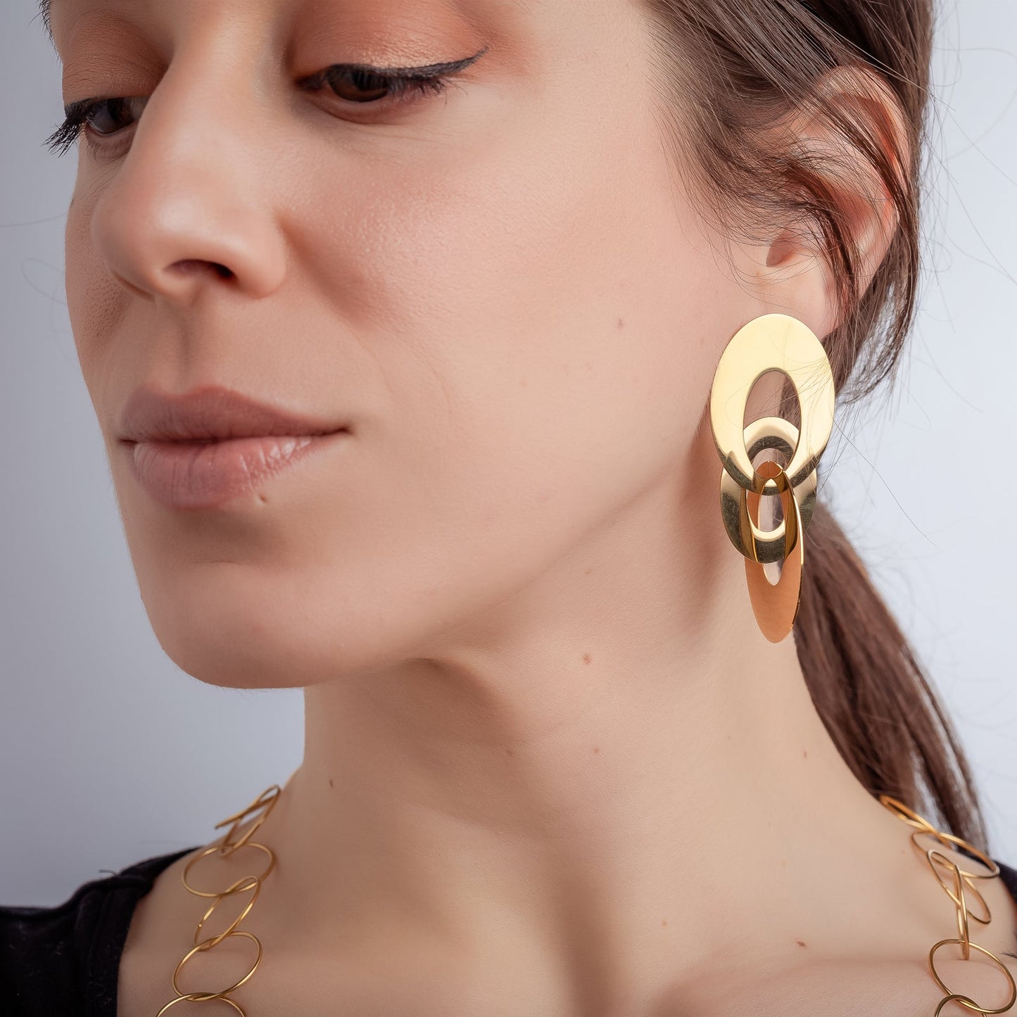 pendientes largos de fiesta para una invitada a boda o evento. No pesan y son perfectos para lóbulo rasgado. Son de cadenas largas con chapas colgantes en acero hipoalergénico resistente al agua. Gold plated stainless steel long pendant earrings