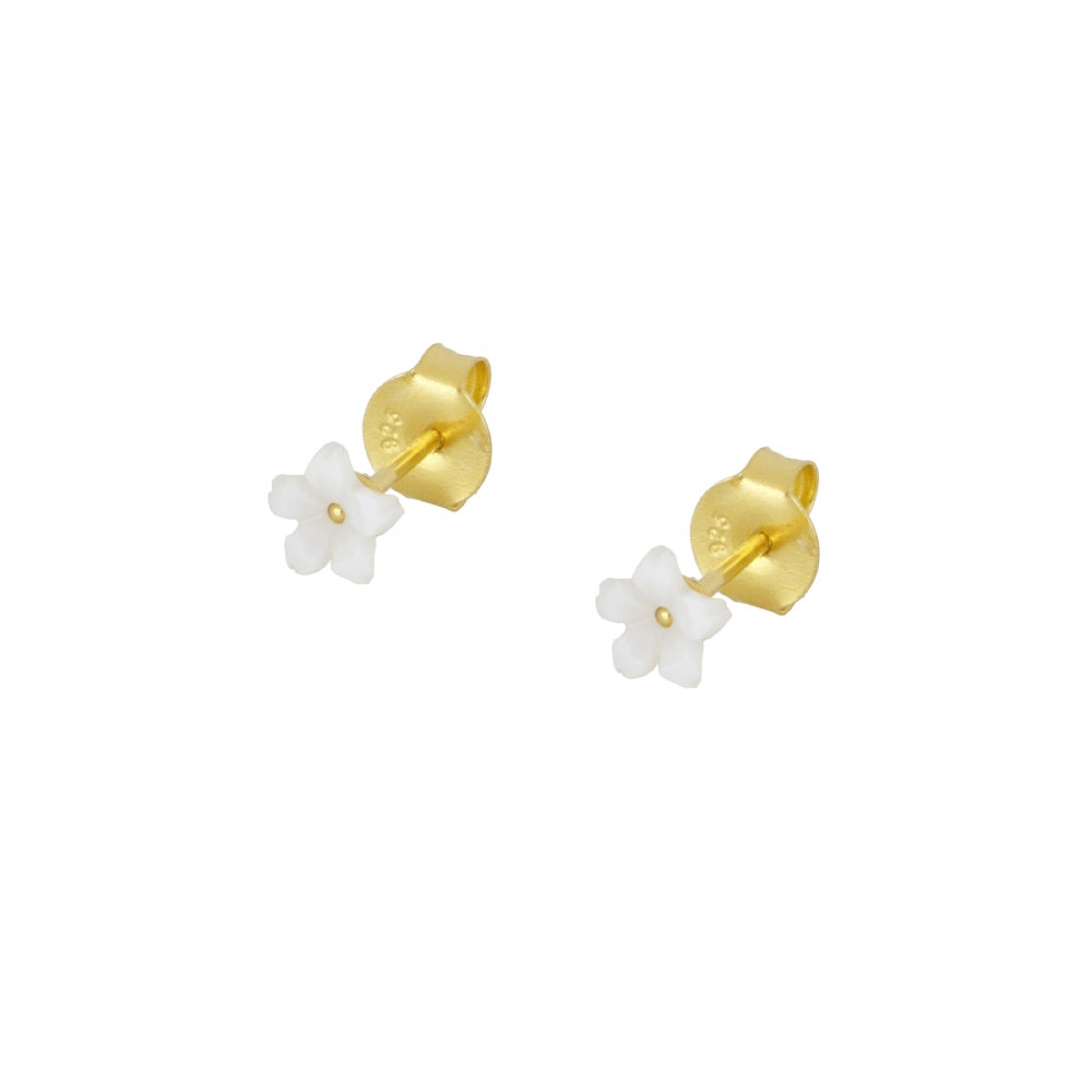 mini pendientes para piercing de flor con nácar blanco. Son hipoalergénicos porque están confeccionados en plata de ley con baño de oro 18 kilates. Gold plated sterling silver white nacre tiny flower piercing earrings.