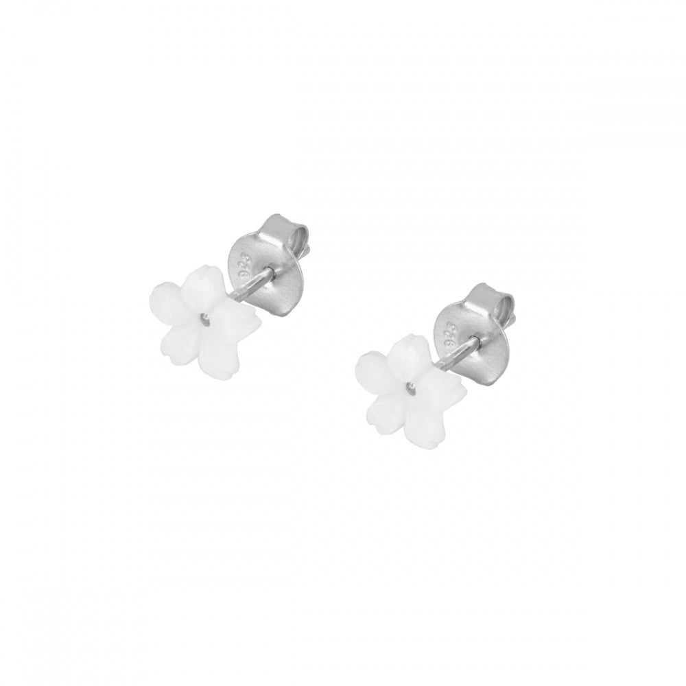 mini pendientes para piercing de flor con nácar blanco. Son hipoalergénicos porque están confeccionados en plata de ley con baño de oro 18 kilates. Gold plated sterling silver white nacre tiny flower piercing earrings.
