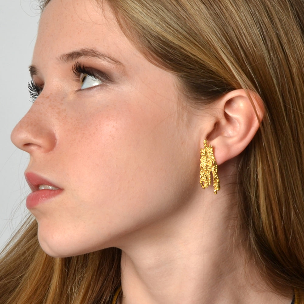 PENDIENTES de invitada a boda irregulares
ESTILO VINTAGE. Son de acero hipoalergénico 316L resistente al agua y bañado en oro. Diseño similar a los pendientes de de maria pombo por agatha paris