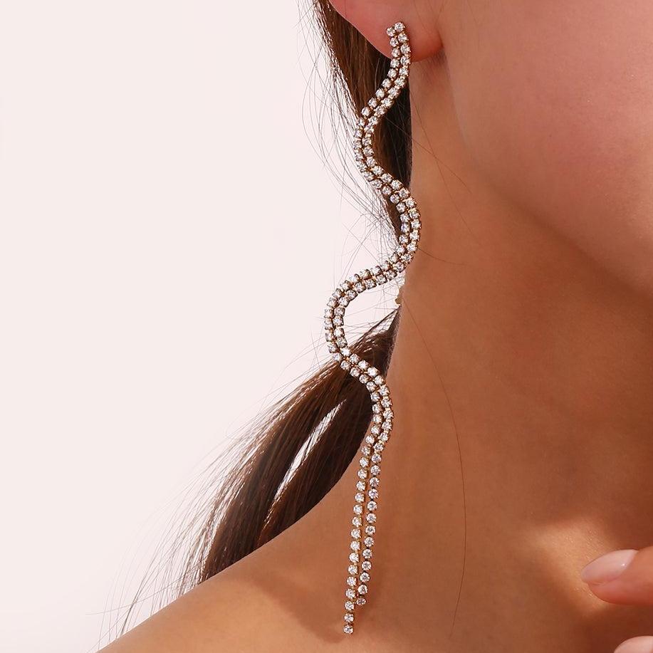pendientes de fiesta largos con brillantes tipo tenis con estrella o sol. es de plata de ley con baño de oro 18 kilates. gold plated sterling silver long zircon tennis chain holiday earrings