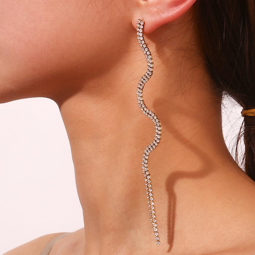 pendientes de fiesta largos con brillantes tipo tenis con estrella o sol. es de plata de ley con baño de oro 18 kilates. gold plated sterling silver long zircon tennis chain holiday earrings