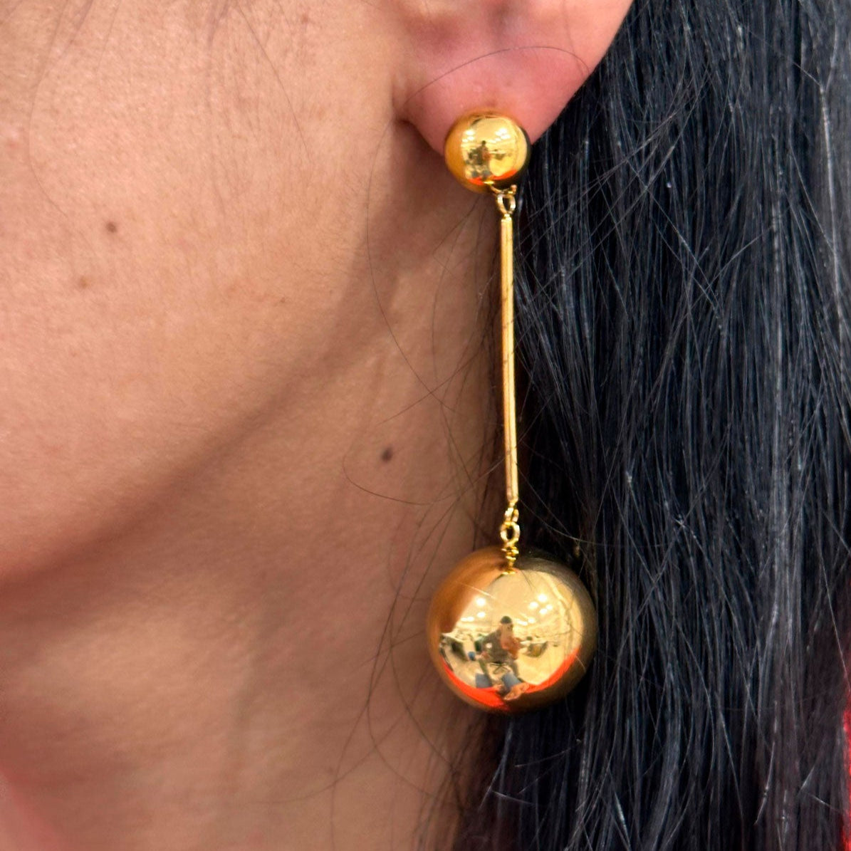 pendientes de largos de fiesta con bolas para una invitada a boda o evento. No pesan y son perfectos para lóbulo rasgado. Son de cadenas largas con círculo. Son hipoalergénicos y resistentes al agua. Gold plated stainless steel long wrecking ball earrings