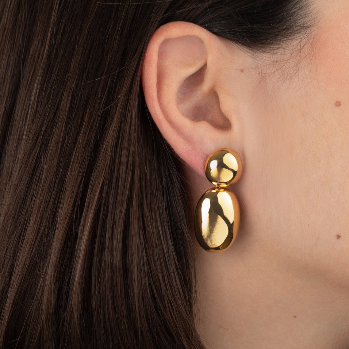 pendientes grandes de fiesta para invitada a boda que son un circulo y un ovalo. el material es acero hipoalergénico resistente al agua con baño de oro o plata. Gold plated stainless steel big kendall and kylie jenner earrings