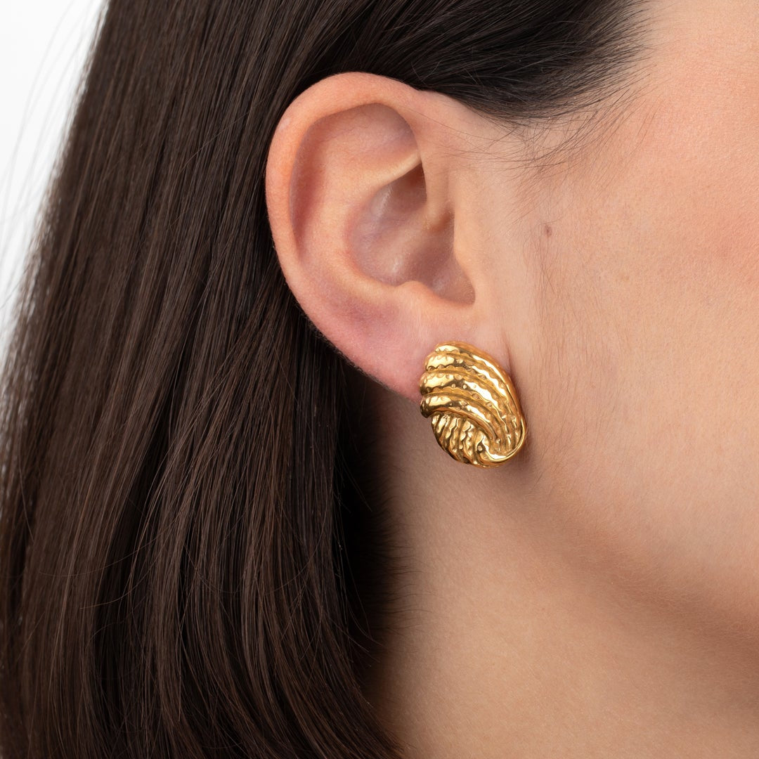 PENDIENTES GRANDES de nudo o lazo
ESTILO VINTAGE. Son de acero hipoalergénico resistente al agua y bañado en oro. Diseño similar a los pendientes de de maria pombo por agatha paris
