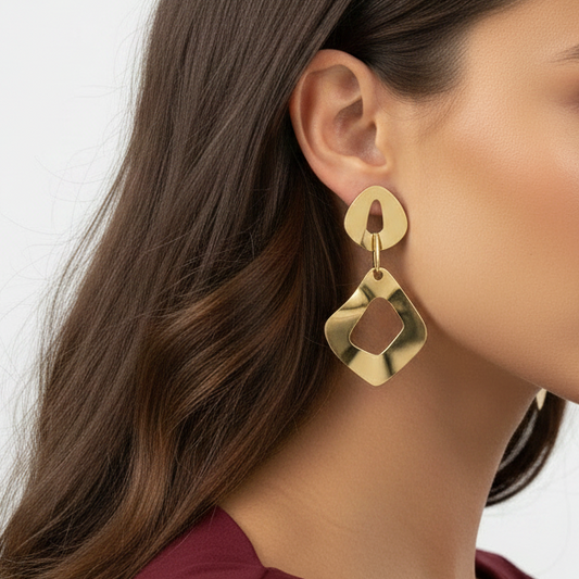 pendientes largos para invitada a boda de eslabón con romboides resistentes al agua porque están confeccionados en acero inoxidable con baño de oro. Gold plated stainless Steel big rhombus chain waterproof earrings