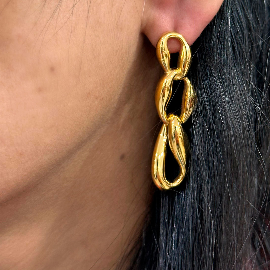 pendientes de largos de fiesta con ESLABONES GRUESOS para una invitada a boda o evento. No pesan y son perfectos para lóbulo rasgado. Son hipoalergénicos y resistentes al agua. Gold plated stainless steel long CHUNKY CHAIN earrings