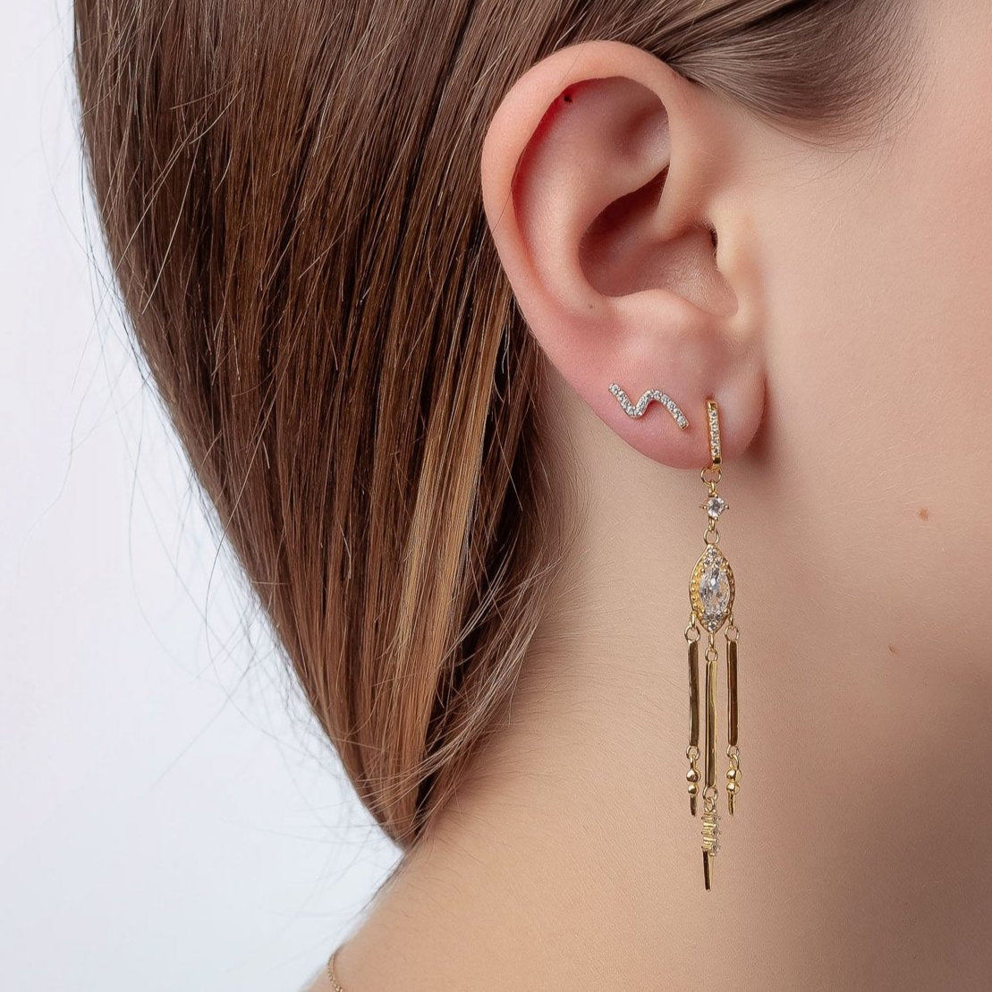 pendientes con forma de onda u ola de plata de ley con baño de oro y circonitas. Se pueden llevar de piercing en el cartílago. Gold plated sterling silver wave zircon earrings