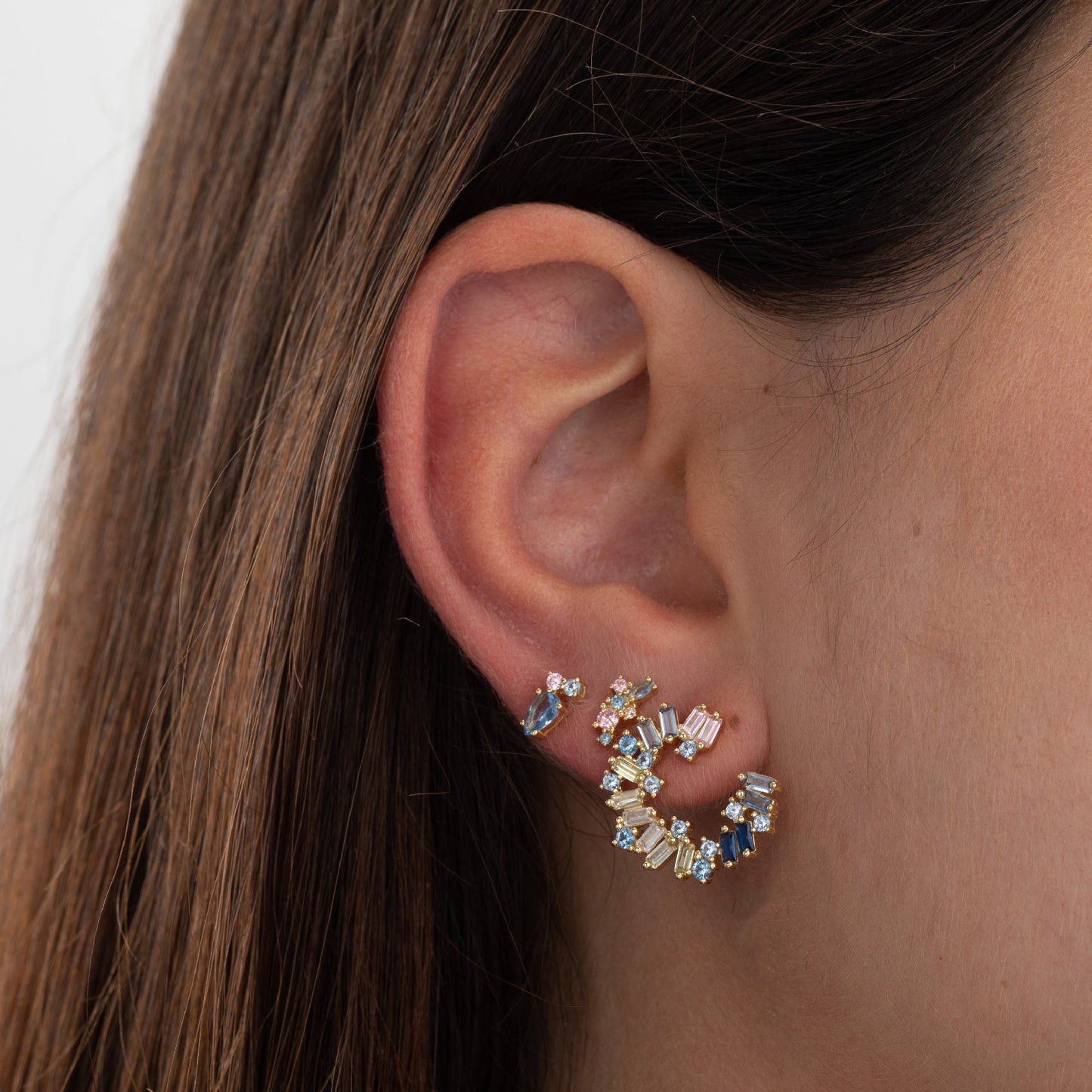 pendientes de fiesta de semi círculo multi en color rosa y azul pastel. perfectos para invitada a boda. son de plata de ley con baño de oro 18 kilates. gold plated sterling silver half circle blue and pink zircon holiday earrings