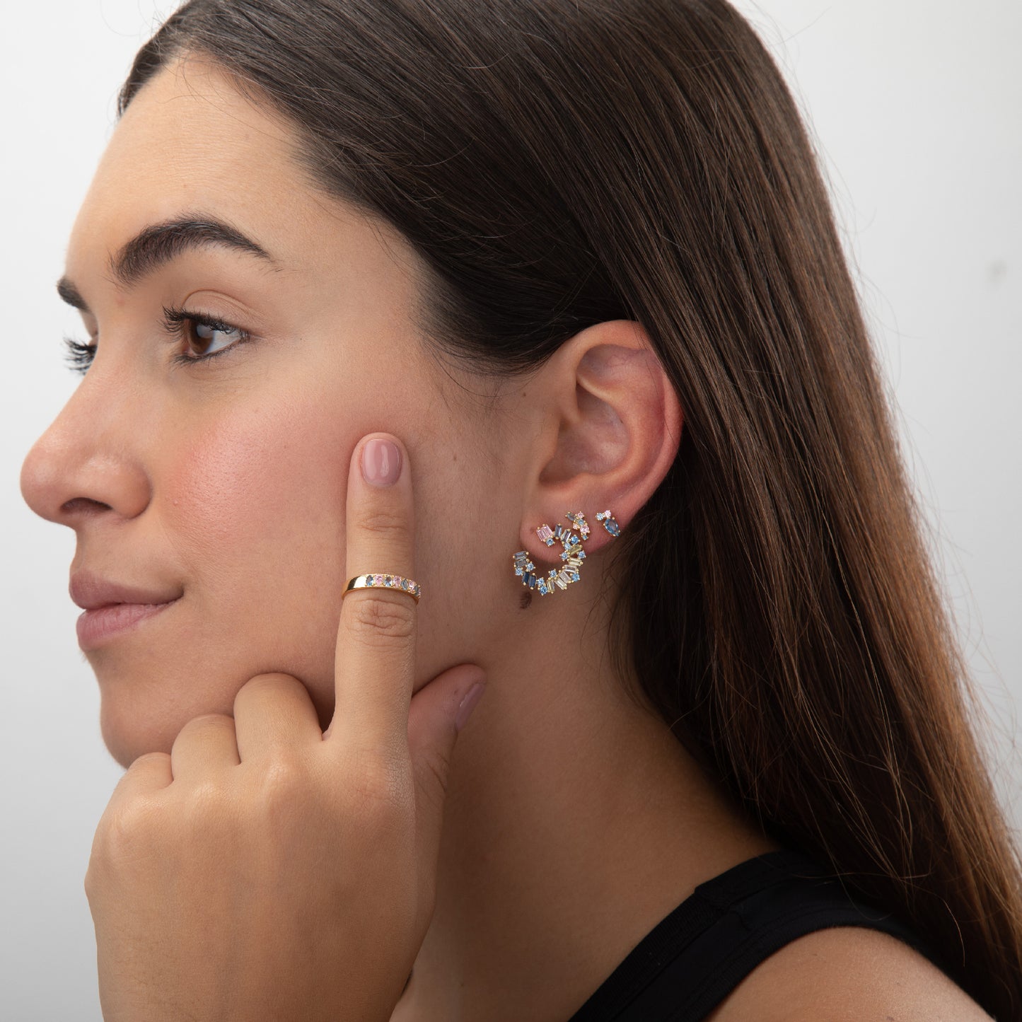 pendientes de fiesta de semi círculo multi en color rosa y azul pastel. perfectos para invitada a boda. son de plata de ley con baño de oro 18 kilates. gold plated sterling silver half circle blue and pink zircon holiday earrings