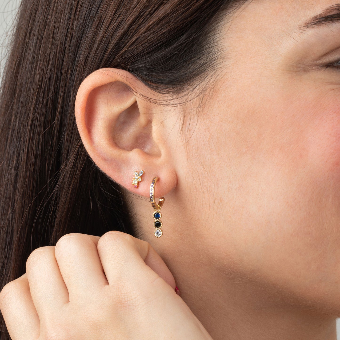 pendientes de fiesta color rosa y azul pastel. perfectos para invitada a boda. son de plata de ley con baño de oro 18 kilates. gold plated sterling silver half circle blue and pink zircon holiday earrings