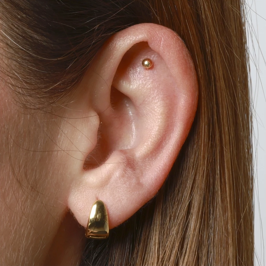 mini pendiente de piercing de bolita que está confeccionado en plata de ley con baño de oro 18 kilates y cierre de bola con rosca. Gold plated sterling silver small stud bead piercing earring