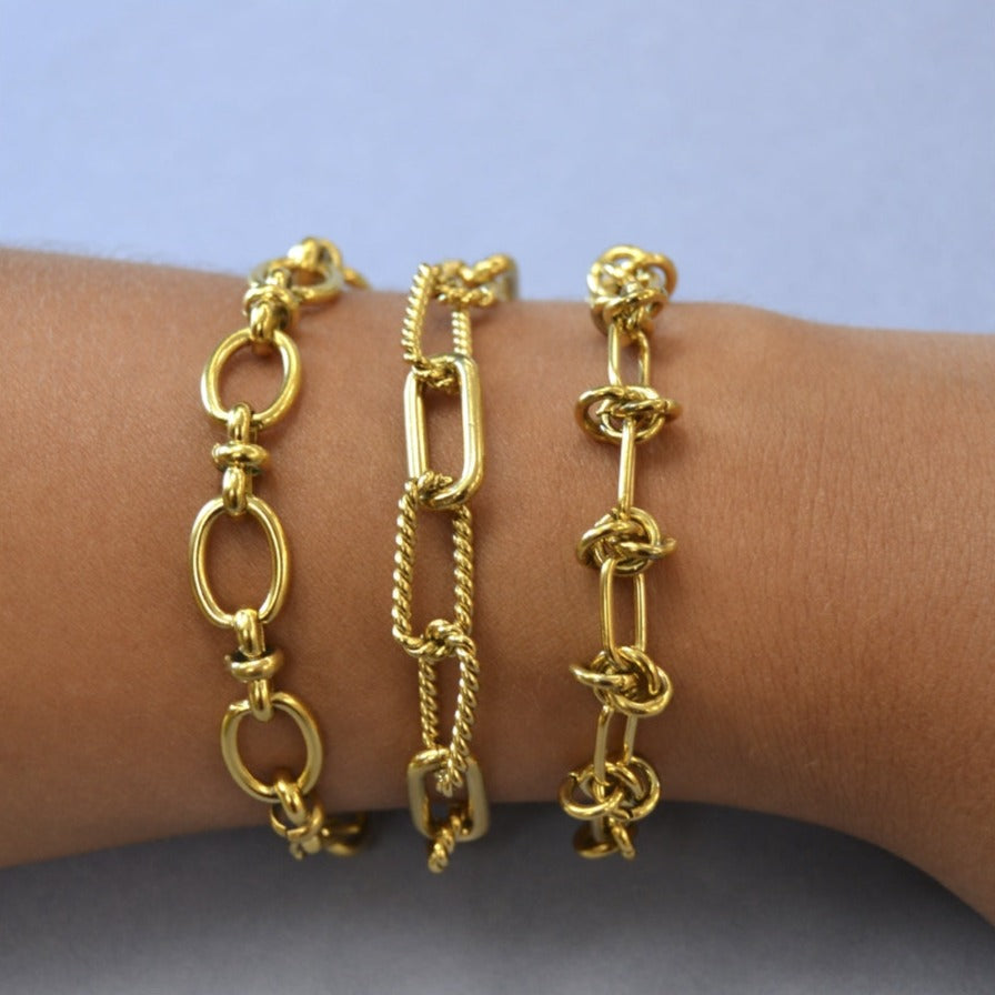 pulsera dorada gruesa de eslabones estilo años 80 o 90. es de acero con baño de oro resistente al agua. Gold plated stainless steel vintage chunky chain bracelet.