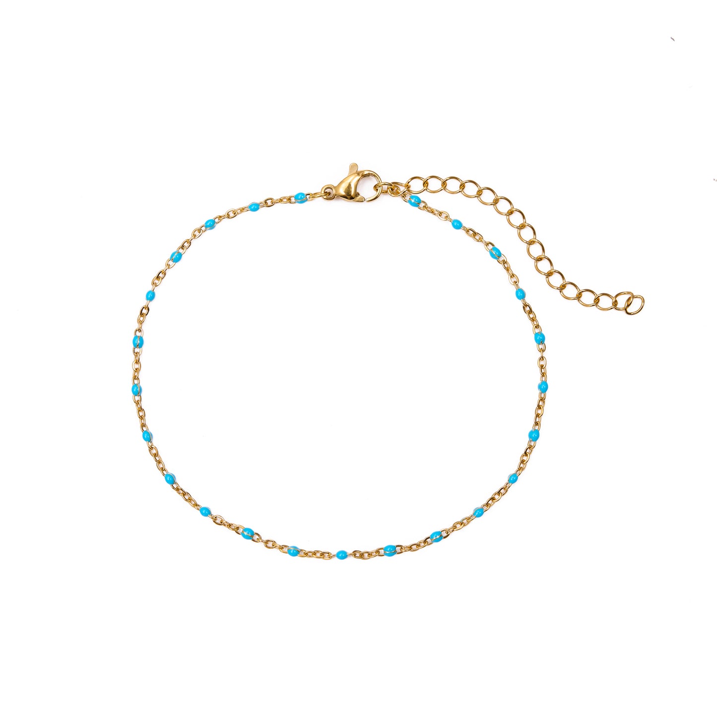 pulsera dorada waterproof o resistente al agua confeccionada en acero con baño de oro de 3 micras. Tiene bolitas de enamel azul turquesa y el cierre es ajustable. collar hipoalergénico e inoxidable. gold plated stainless steel turquoise bluebead bracelet.