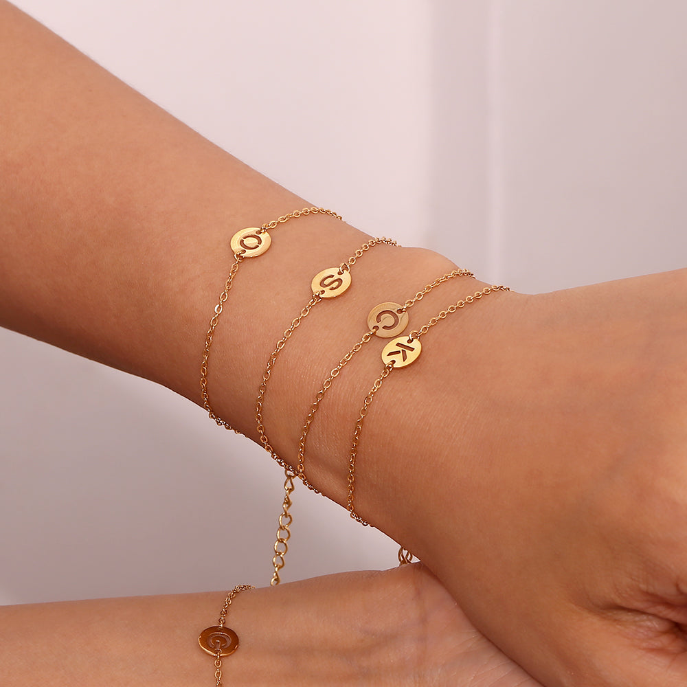 Pulsera con la letra o inicial de tu nombre dorada o plateada. Es el regalo perfecto para una madres e hijos. Es de acero quirúrgico, hipoalergénico y resistente al agua