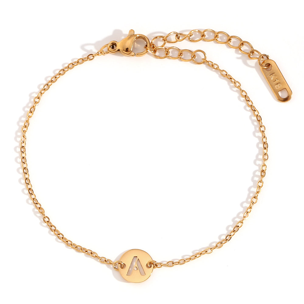 Pulsera con la letra o inicial de tu nombre dorada o plateada. Es el regalo perfecto para una madres e hijos. Es de acero quirúrgico, hipoalergénico y resistente al agua