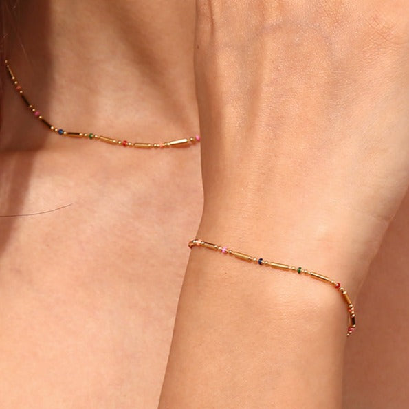pulsera dorada waterproof o resistente al agua confeccionada en acero con baño de oro de 3 micras. Tiene bolitas de enamel multicolor y el cierre es ajustable. collar hipoalergénico e inoxidable. gold plated stainless steel rainbow bead bracelet.