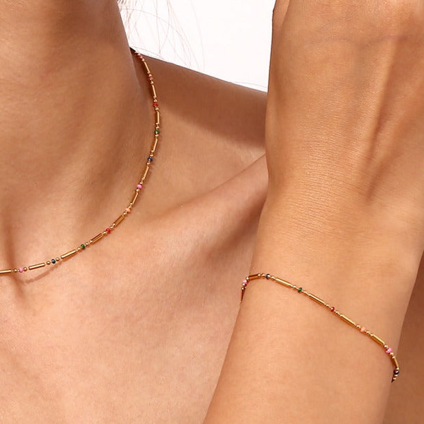 pulsera dorada waterproof o resistente al agua confeccionada en acero con baño de oro de 3 micras. Tiene bolitas de enamel multicolor y el cierre es ajustable. collar hipoalergénico e inoxidable. gold plated stainless steel rainbow bead bracelet.