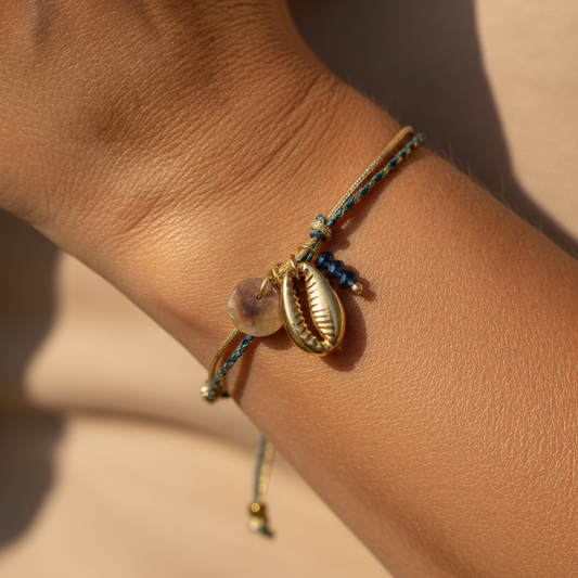 pulsera waterproof o resistente al agua confeccionada con cordón dorado y azul con abalorios de piedra natural y acero dorado. Cierre ajustable, colgante de concha, pez, cangrejo y abalorios de colores (CORAL, azul TURQUESA, naranja)