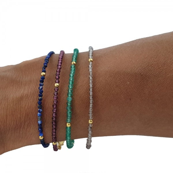 pulsera de minerales o piedra natural color azul klein o lapislazuli confeccionada en plata de ley con baño de oro 18 kilates y que se puedes personalizar con la inicial para regalo
