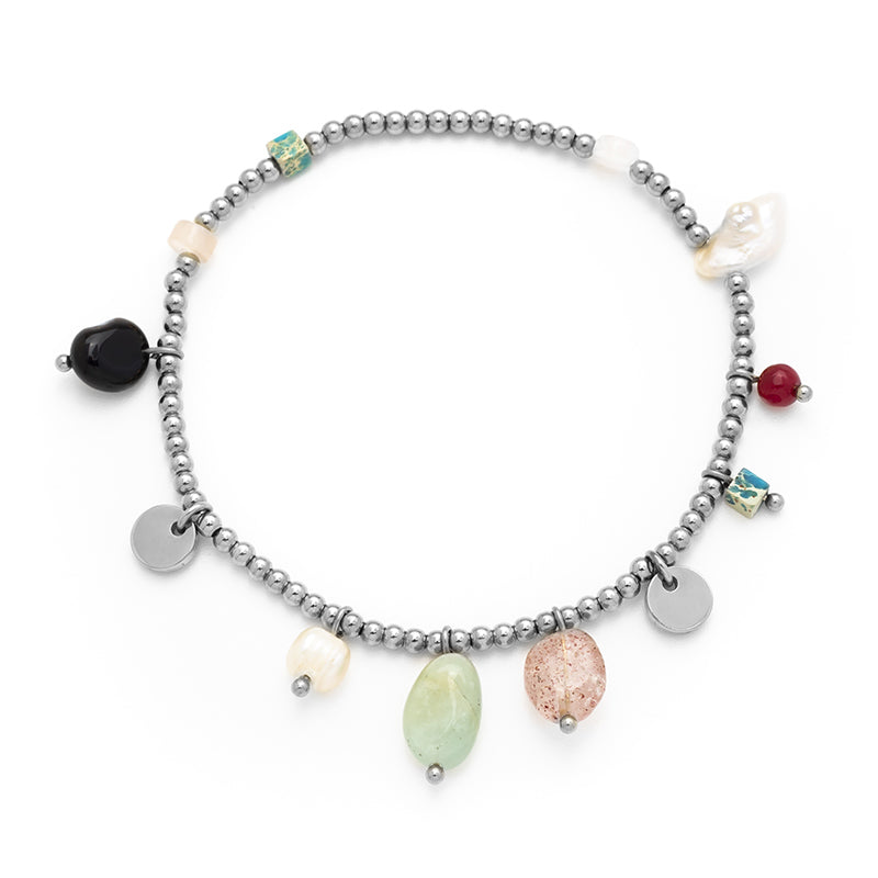 pulsera elástica plateada waterproof o resistente al agua confeccionada en acero hipoalergénico. Tiene abalorios de colores imitando piedra natural y perla cultivada.