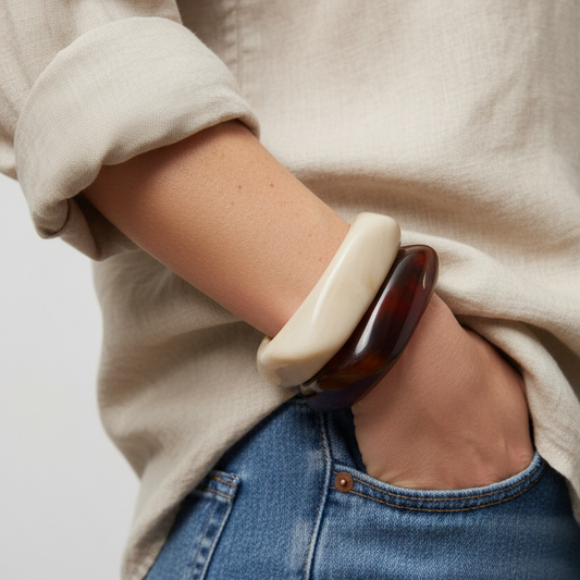 pulsera de resina IRREGULAR en color BEIGE, MARRÓN O CAFÉ. Es ancha apra llevar por encima de mangas de jersey o camisa.