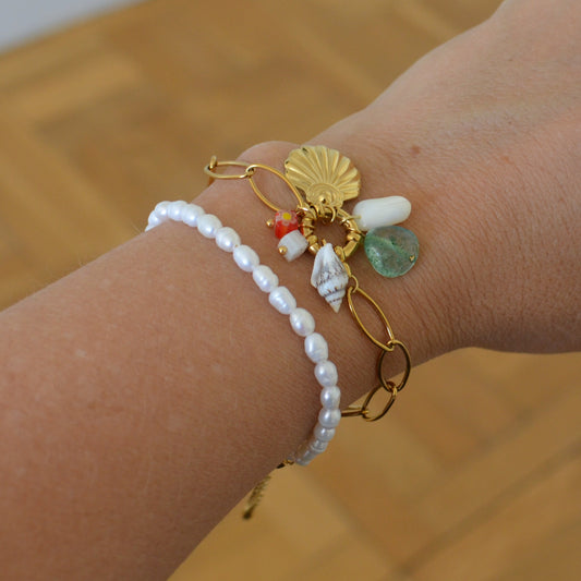 pulsera waterproof o resistente al agua confeccionadO EN CADENA DE eslabones grande de acero con baño de oro 18 kilates. Cierre frontal con colgante de concha y abalorios de colores (CORAL, azul TURQUESA, naranja rojo Y VERDE)