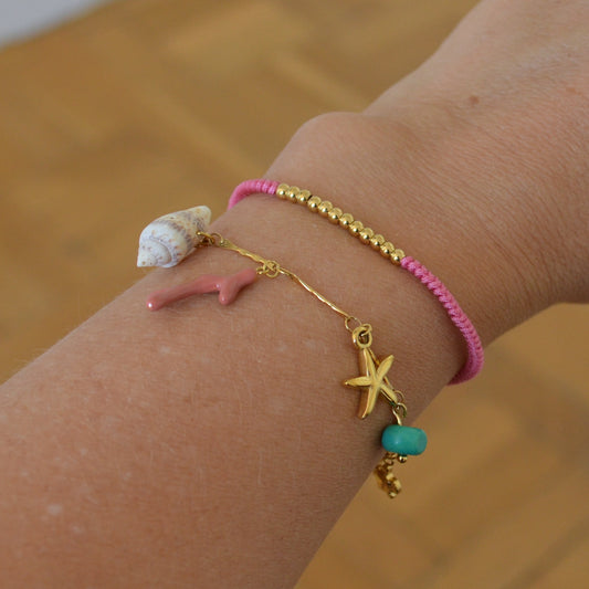pulsera waterproof o resistente al agua confeccionada EN CADENA DE Oeslabones grande de acero con baño de oro 18 kilates. Cierre frontal con colgante de concha, caracola, palmera y abalorios de colores (CORAL, azul TURQUESA, naranja rojo Y VERDE)