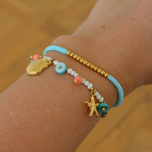 pulsera waterproof o resistente al agua confeccionada con cordón marrón y abalorios de perla, acero con baño de oro 18 kilates. Cierre ajustable, colgante de concha, caracola, estrella de mar y abalorios de colores (CORAL, azul TURQUESA, naranja)