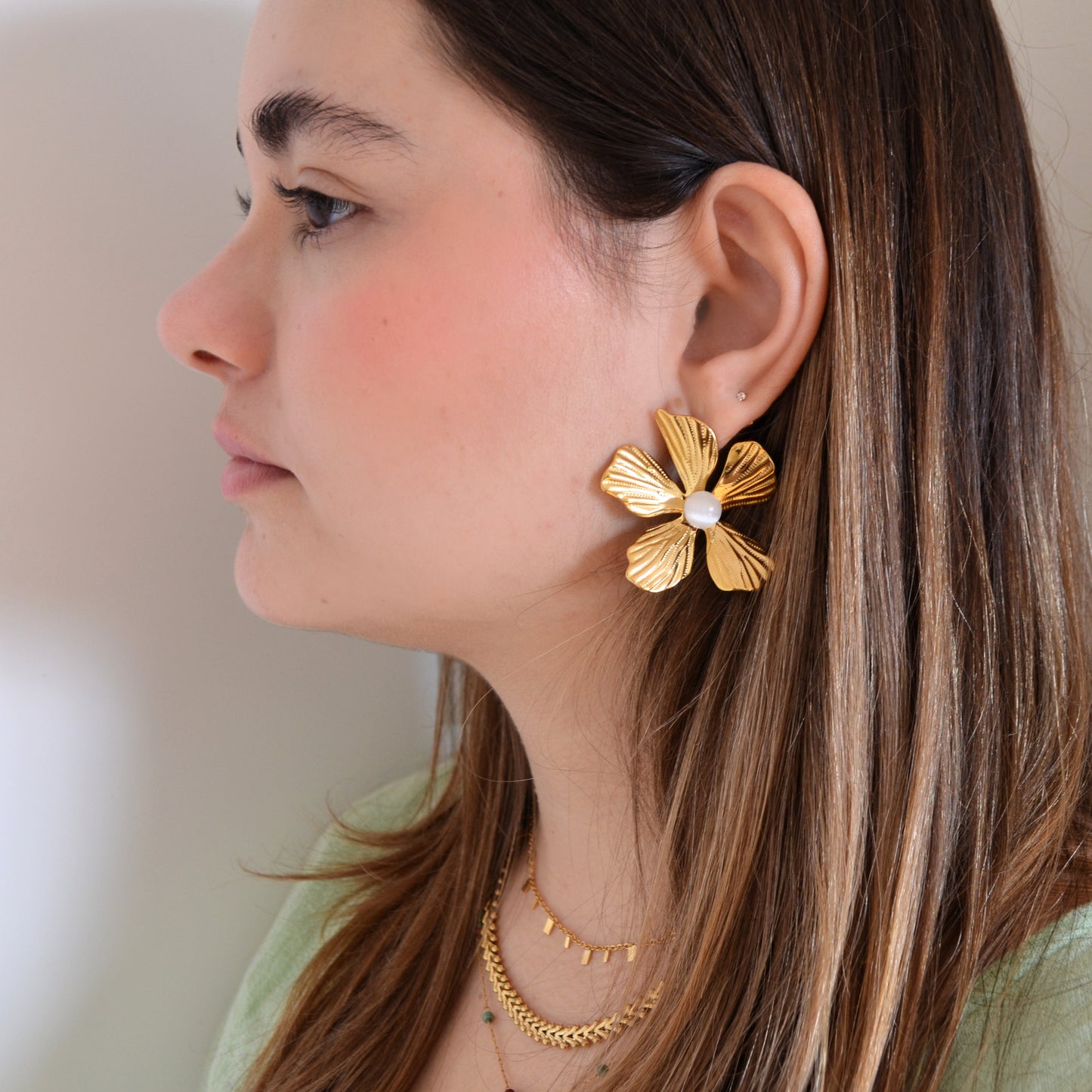 pendientes grandes de flor para invitada a boda o fiesta. Son de acero quirúrgico e hipoalergénico con baño de oro. Gold plated stainless steel big flower earrings