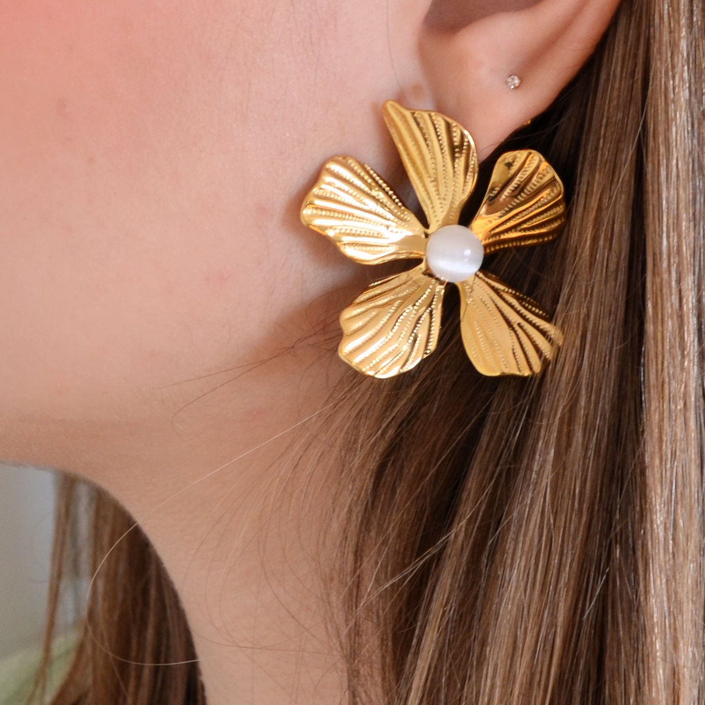 pendientes grandes de flor para invitada a boda o fiesta. Son de acero quirúrgico e hipoalergénico con baño de oro. Gold plated stainless steel big flower earrings