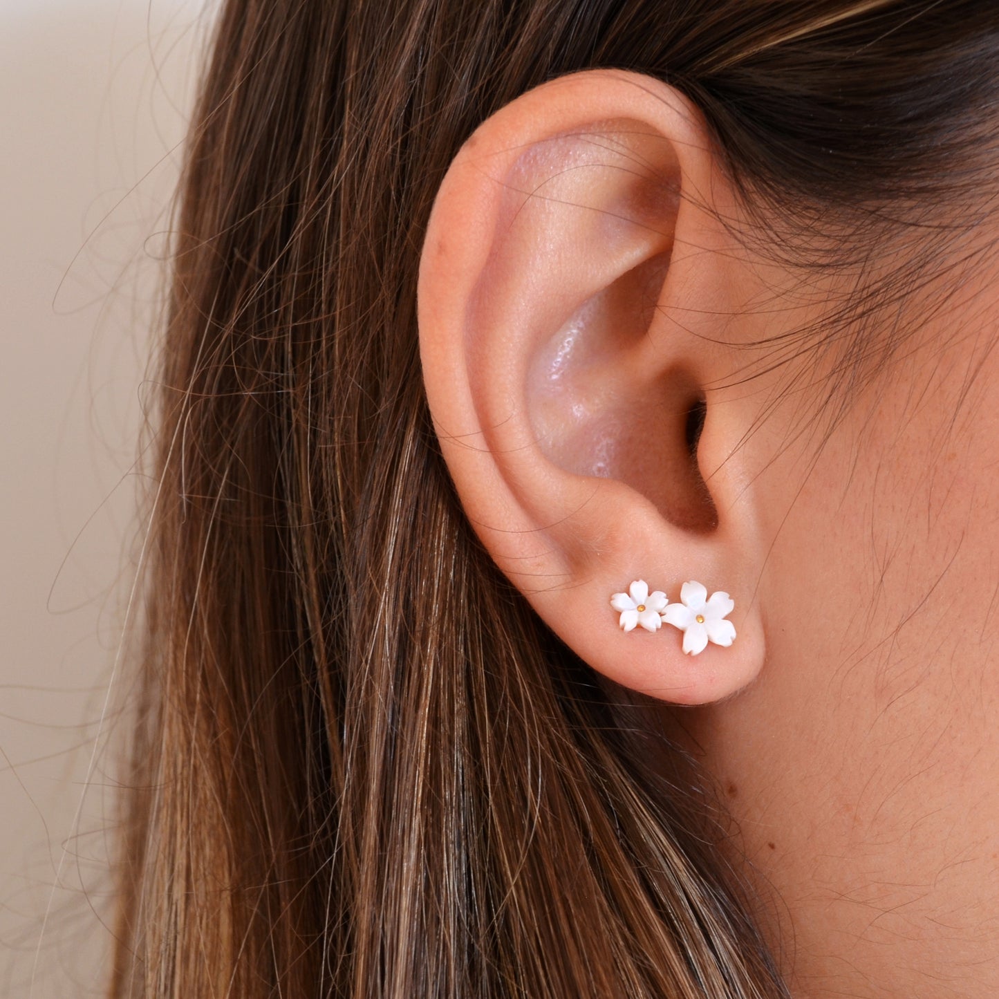 mini pendientes para piercing de flor con nácar blanco. Son hipoalergénicos porque están confeccionados en plata de ley con baño de oro 18 kilates. Gold plated sterling silver white nacre tiny flower piercing earrings.