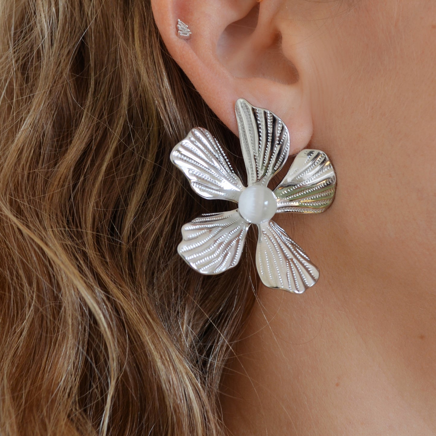 pendientes grandes de flor para invitada a boda o fiesta. Son de acero quirúrgico e hipoalergénico con baño de oro. Gold plated stainless steel big flower earrings