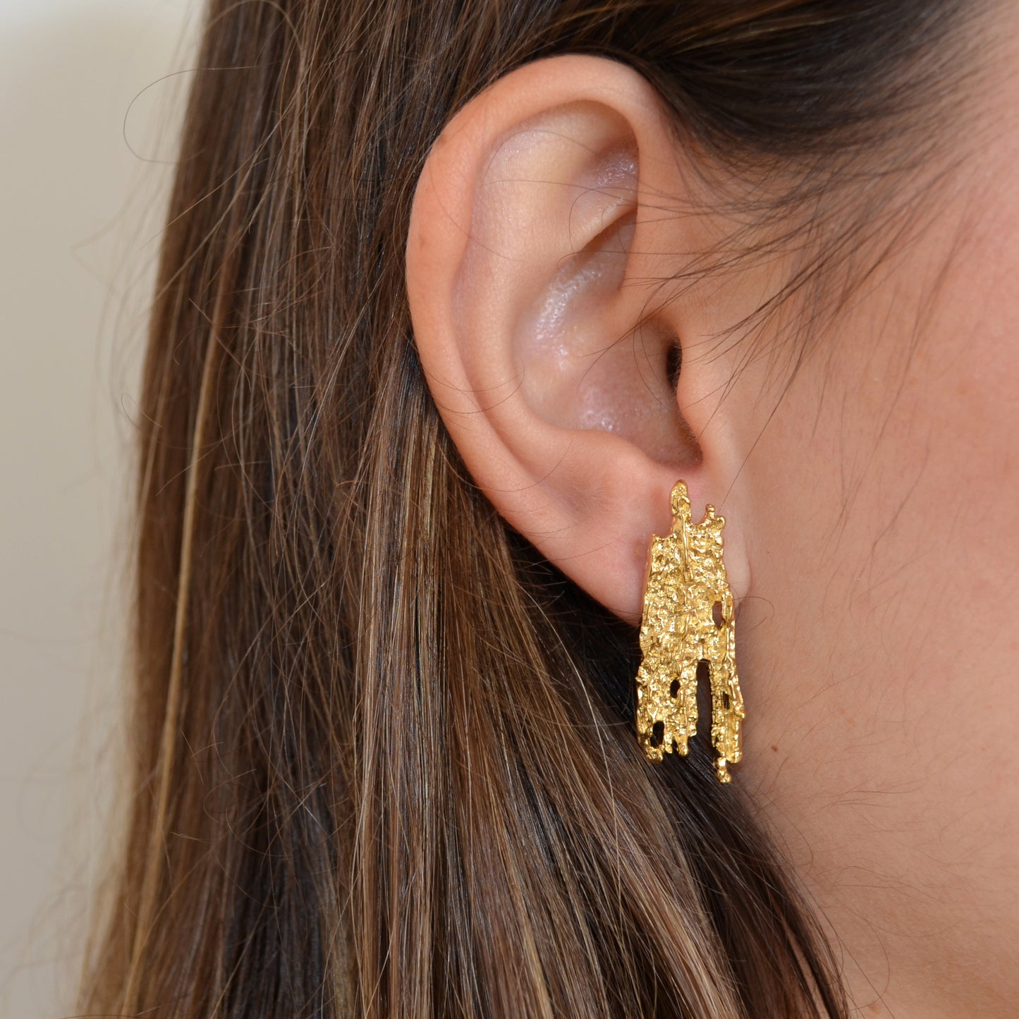 PENDIENTES de invitada a boda irregulares
ESTILO VINTAGE. Son de acero hipoalergénico 316L resistente al agua y bañado en oro. Diseño similar a los pendientes de de maria pombo por agatha paris