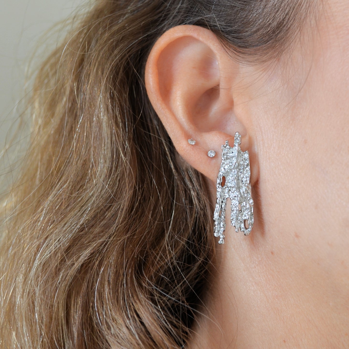 PENDIENTES de invitada a boda irregulares
ESTILO VINTAGE. Son de acero hipoalergénico 316L resistente al agua y bañado en oro. Diseño similar a los pendientes de de maria pombo por agatha paris